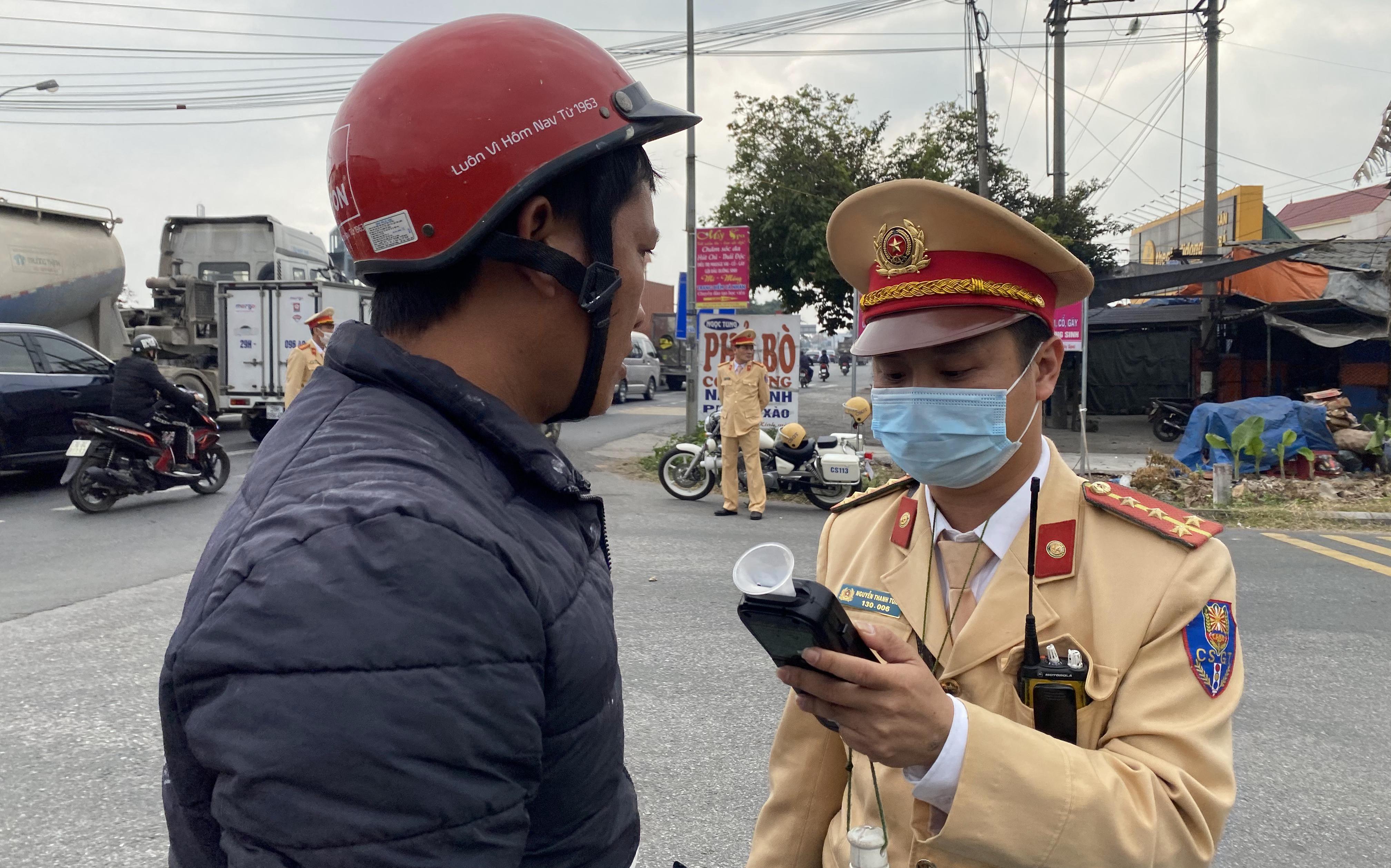 Tăng cường tuần tra kiểm soát, kết hợp tuyên truyền  phòng chống dịch Covid-19